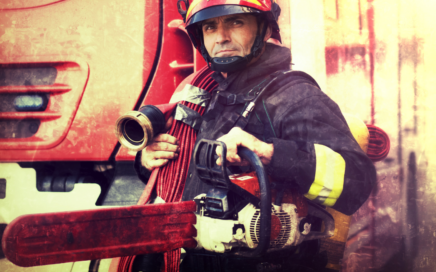 Motosierra trabajando sobre madera quemada tras un incendio