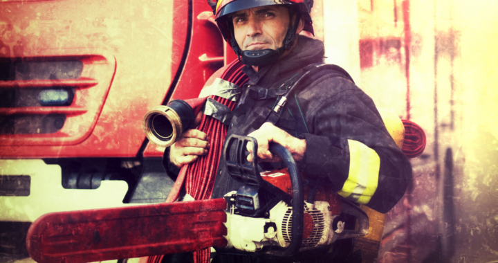 Motosierra trabajando sobre madera quemada tras un incendio